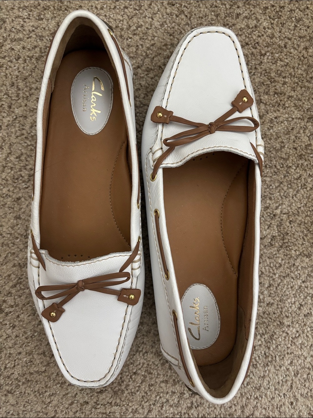 NEW Clarks White Leather Bow-Trim Loafers with Tan Details